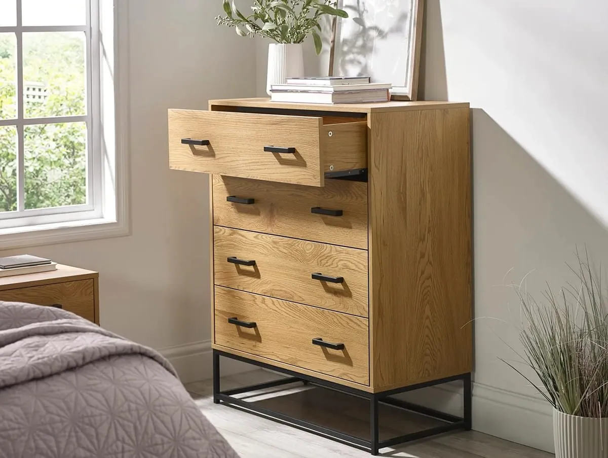 Julian Bowen Julian Bowen Harlow Light Oak 4 Drawer Chest of Drawers